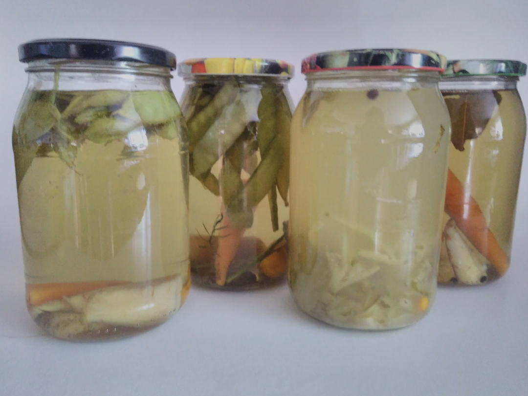 słoiki od lewej z wywarem warzywnym i groszkiem cukrowym dwie sztuki, z ogórkiem kiszonym i ostatni czysty bulion warzywny