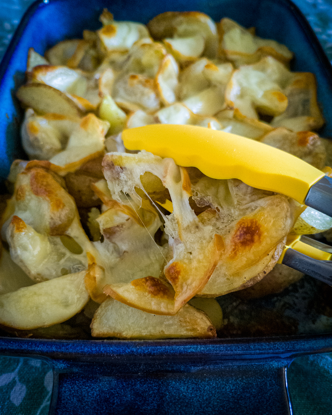 ziemniaki zapiekane z ciągnącym się serem
