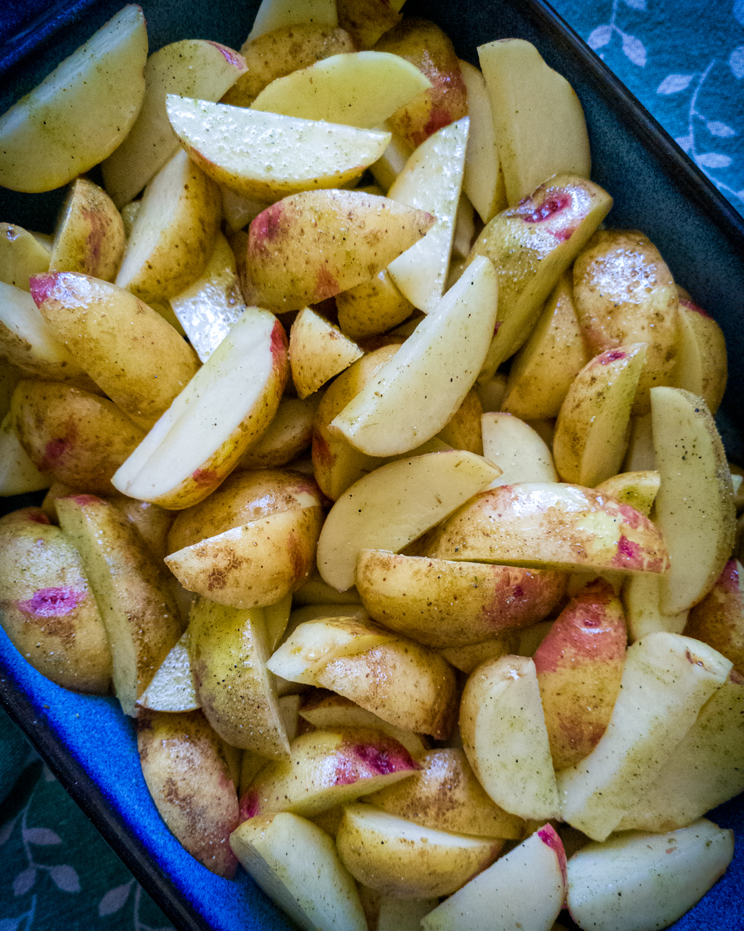 ziemniaki zapiekane, ziemniaki  przygotowane do pieczenia w naczyniu