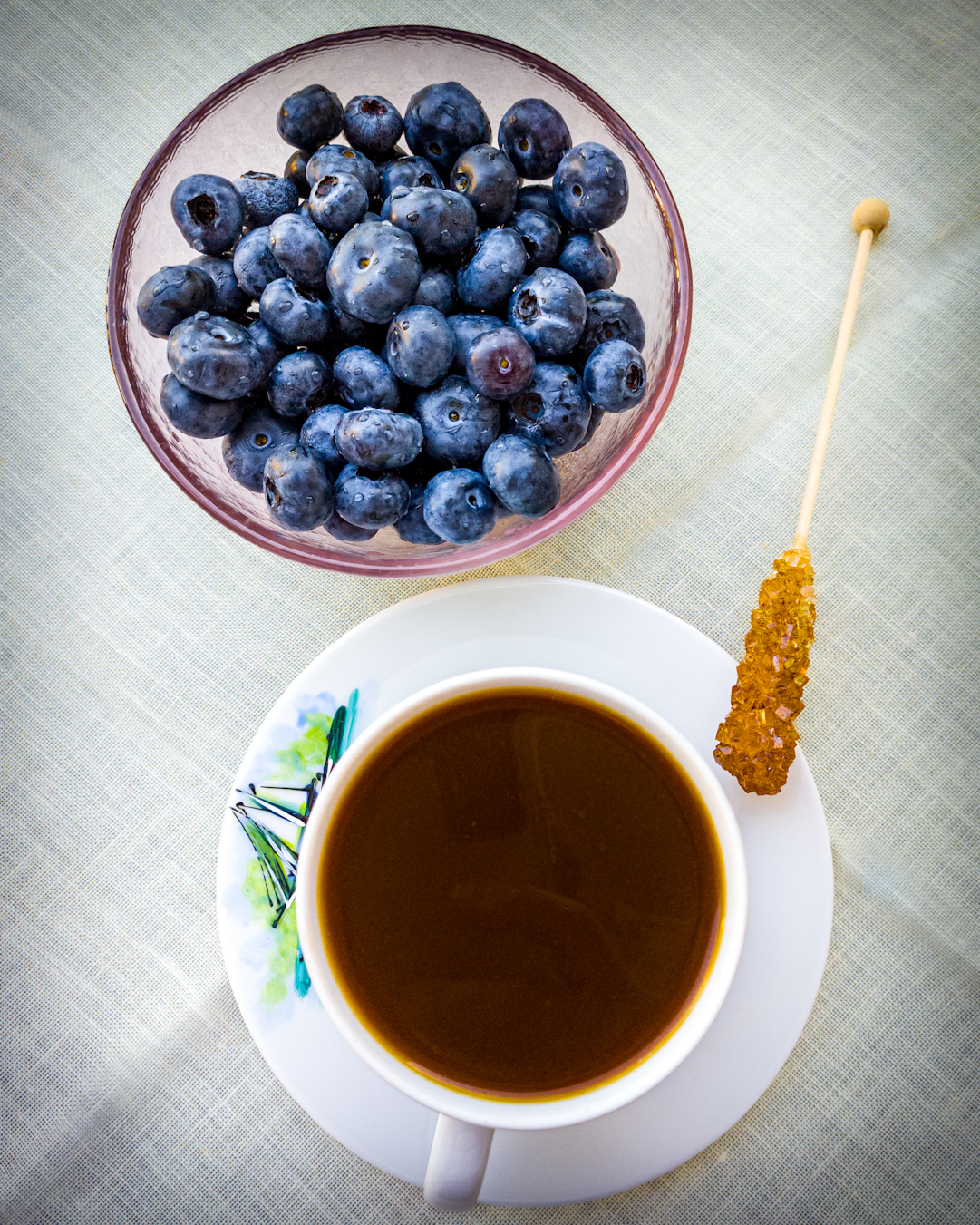 słodkie i zdrowe - miseczka borówek jako dodatek do kawy, widok z góry
