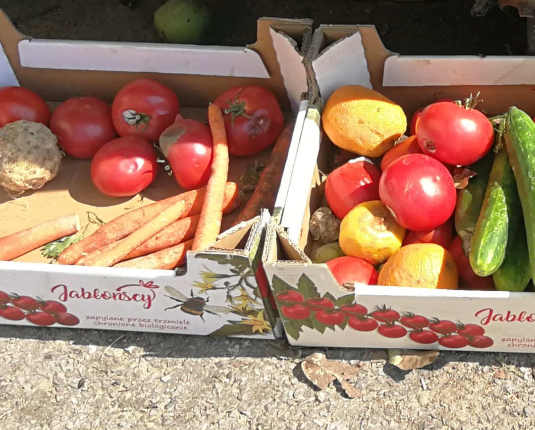 warzywa i owoce wystawione przed sklep aby się nie zmarnowały