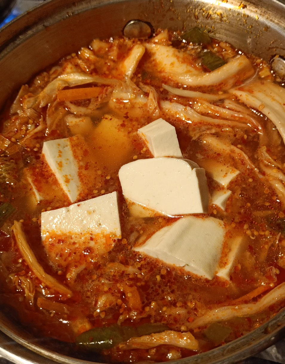 zupa kim chi z tofu w trakcie gotowania
