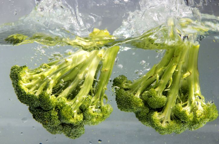 brokuły wrzucone do wody