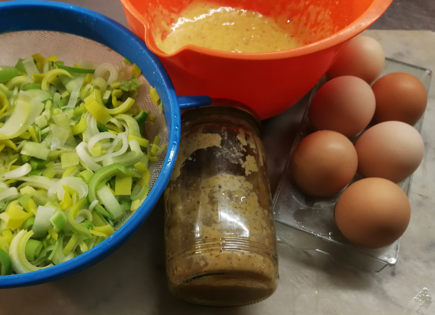 składniki na sałatkę z pora - jajka. sparzony por, musztarda, majonez