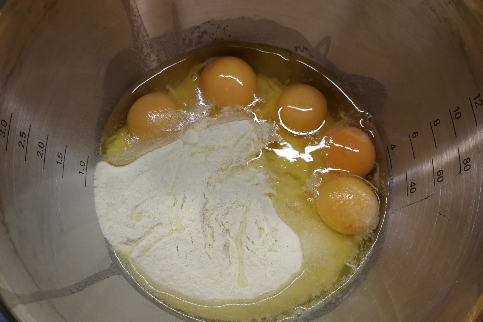 misa z mąką i wybitymi 5 jajami