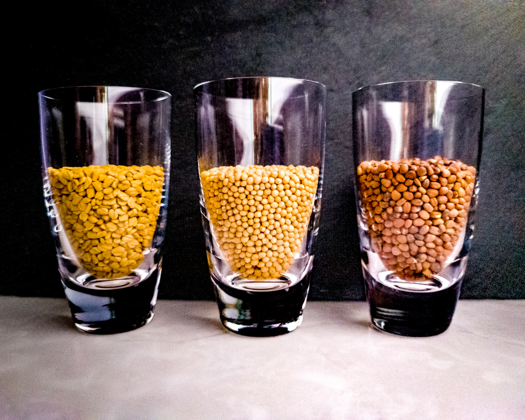 trzy rodzaje nasion w szklankach