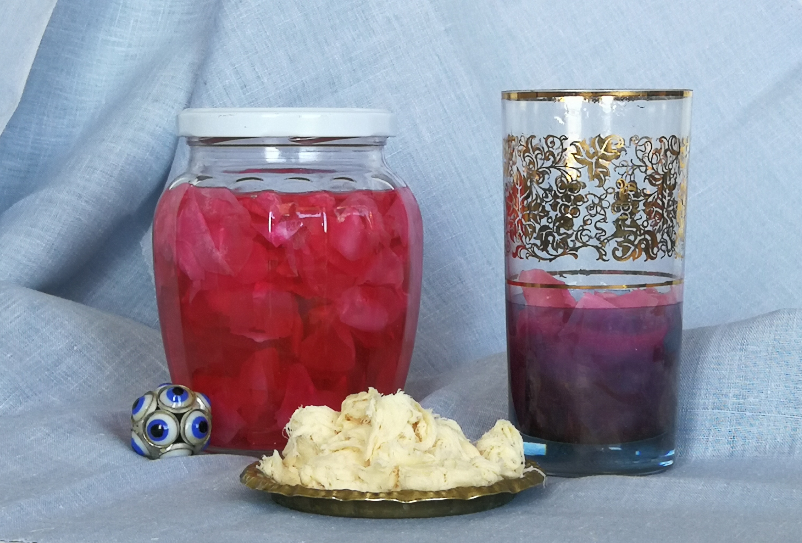 szerbet różany w słoiku, szklanka i pismanye na talerzyku