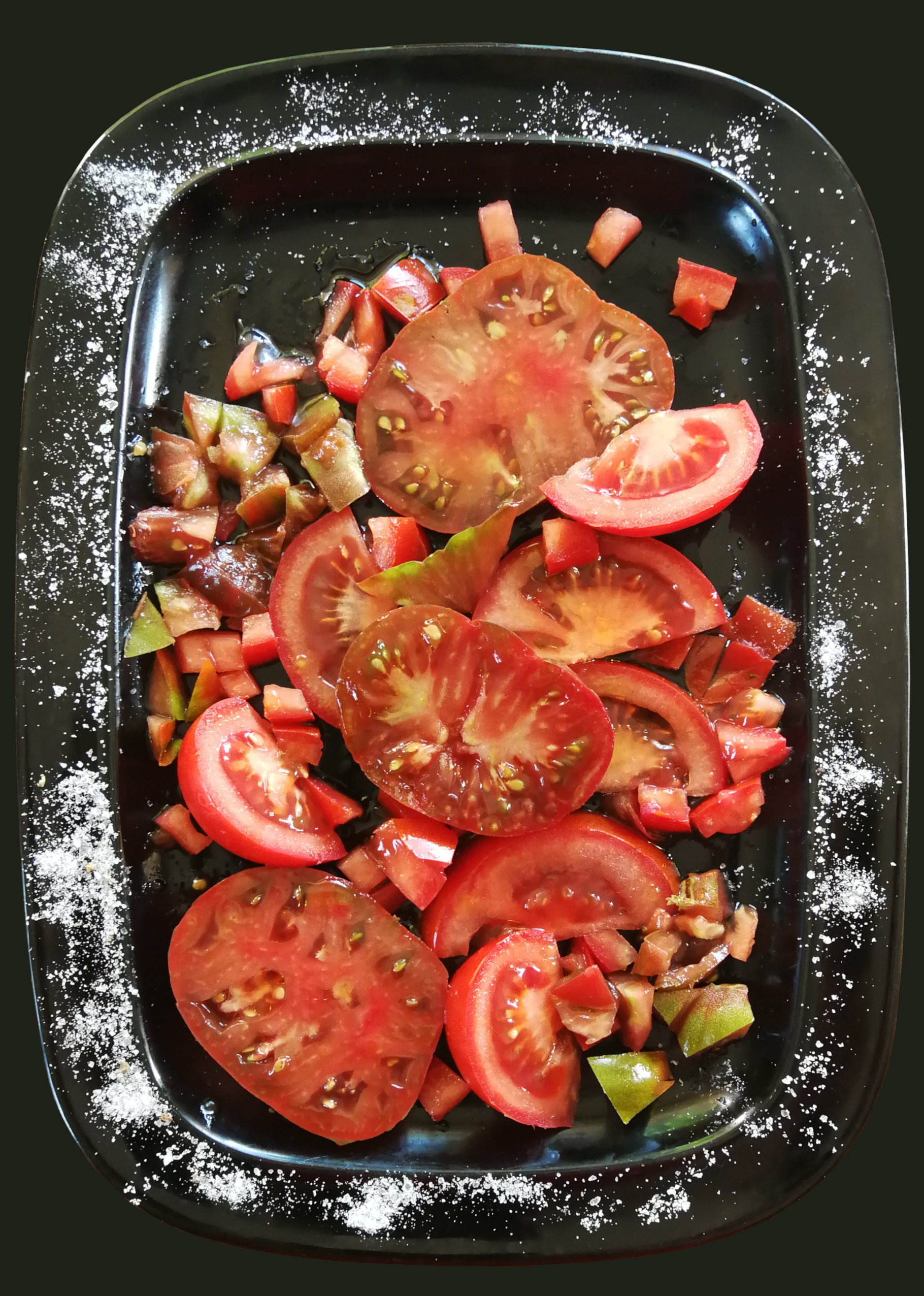 przekrojone pomidory na talerzu