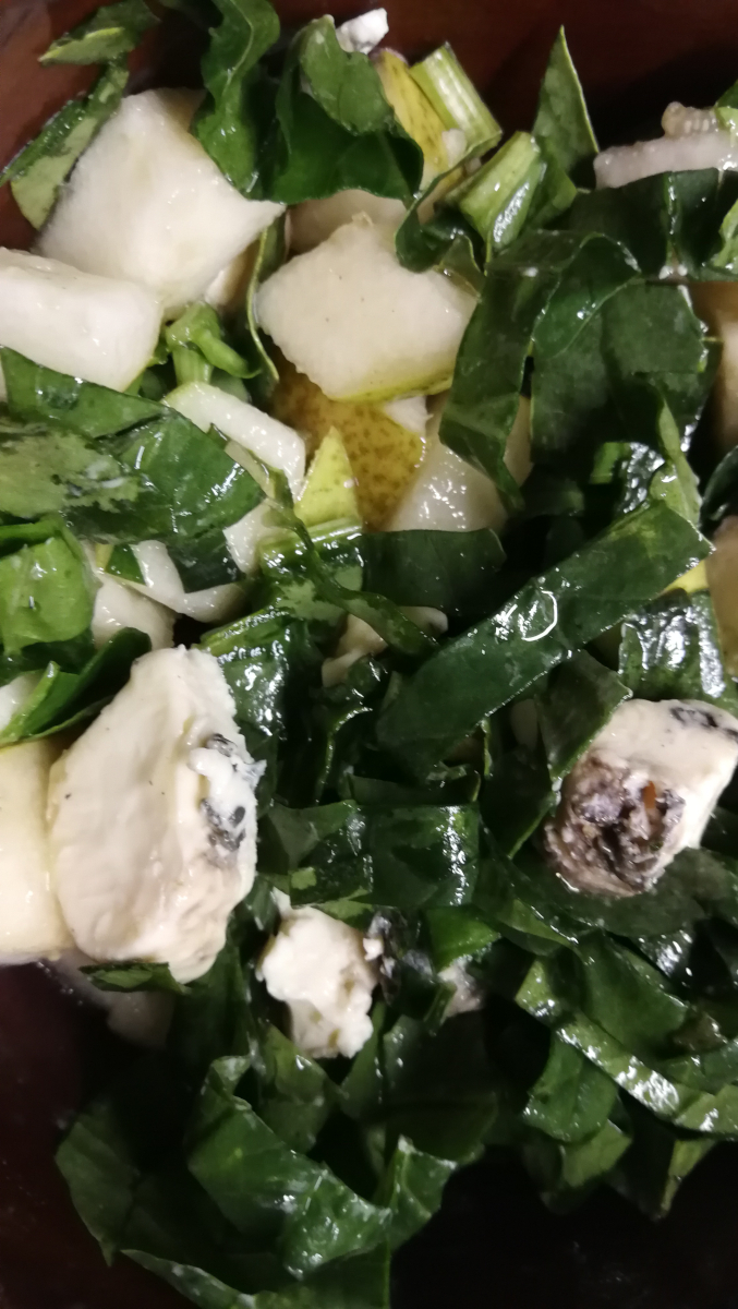 zielona sałatka z gruszkami i niebieskim serem